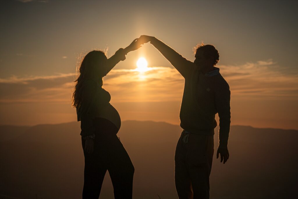 Couple photographié au coucher du soleil dans les montagnes autour d'Annecy