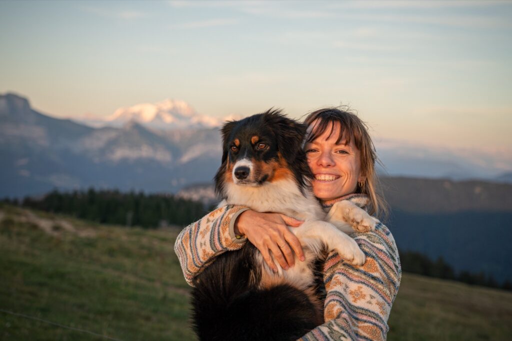 Portrait naturel d'une femme et son chien face au Mont Blanc, près d'Annecy