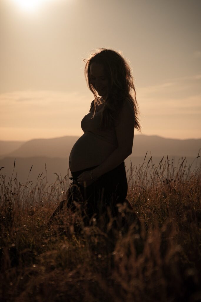 Silhouette de Clem dans les herbes hautes à l'heure dorée