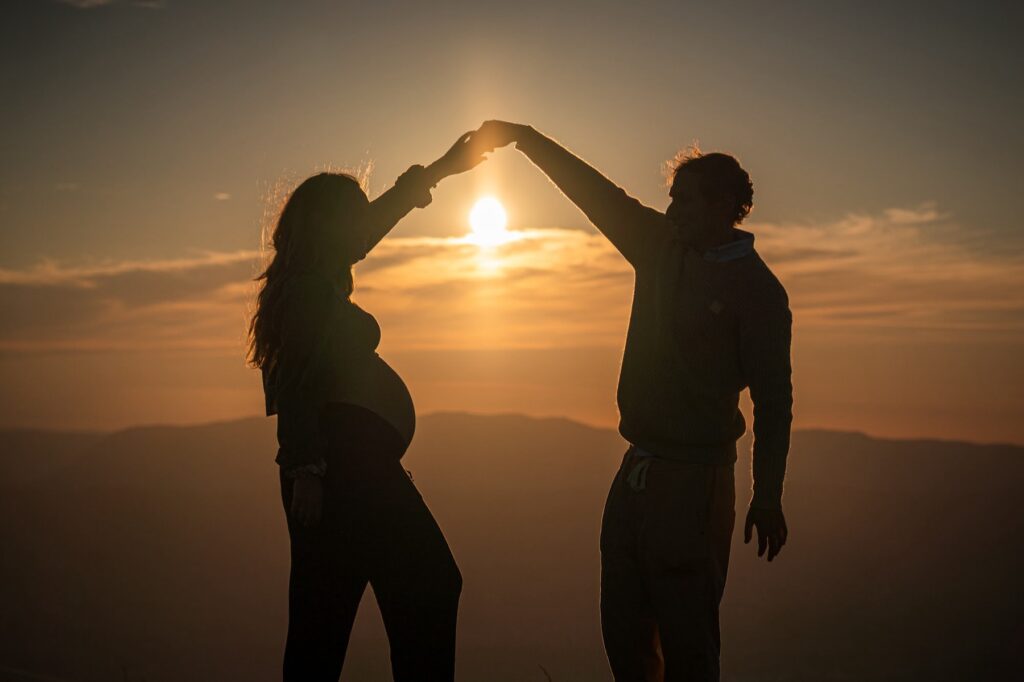 La valse au coucher du soleil, silhouettes face aux Bauges