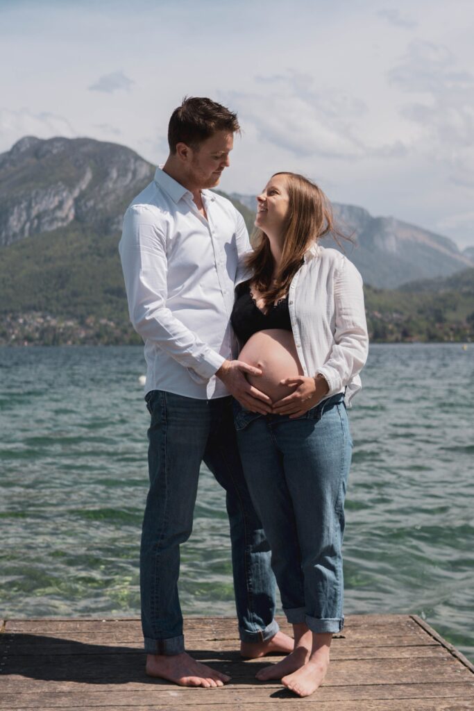 Séance grossesse sur un ponton du lac d'Annecy