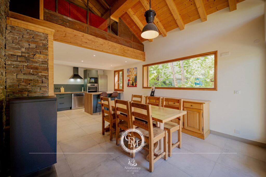 Pièce à vivre de chalet, charpente bois et grandes ouvertures