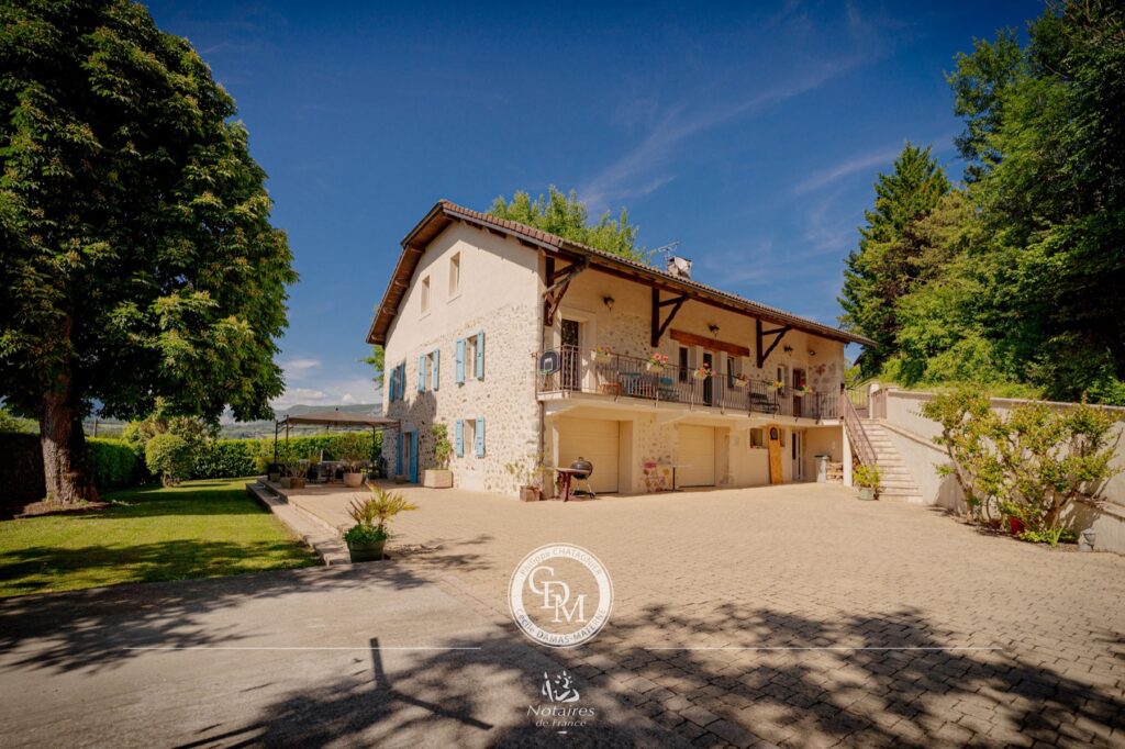 Maison en pierre et son jardin arboré en Haute-Savoie