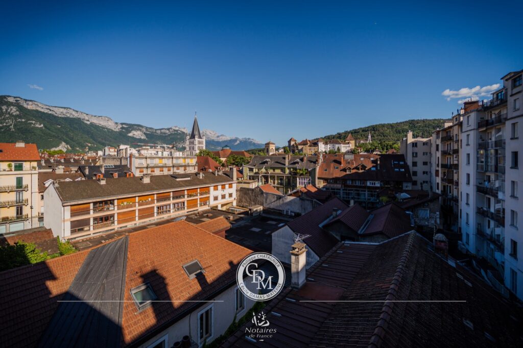 Vue aérienne sur les toits d'Annecy