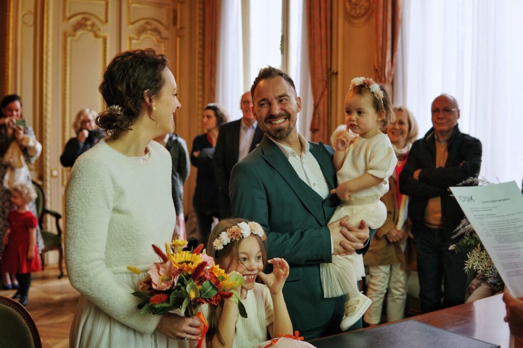 Cérémonie de mariage civil — l'émotion des mariés entourés de leurs proches